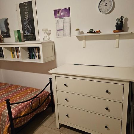 Stanza In Appartamento Privato Zona San Vitale Bologna Kültér fotó